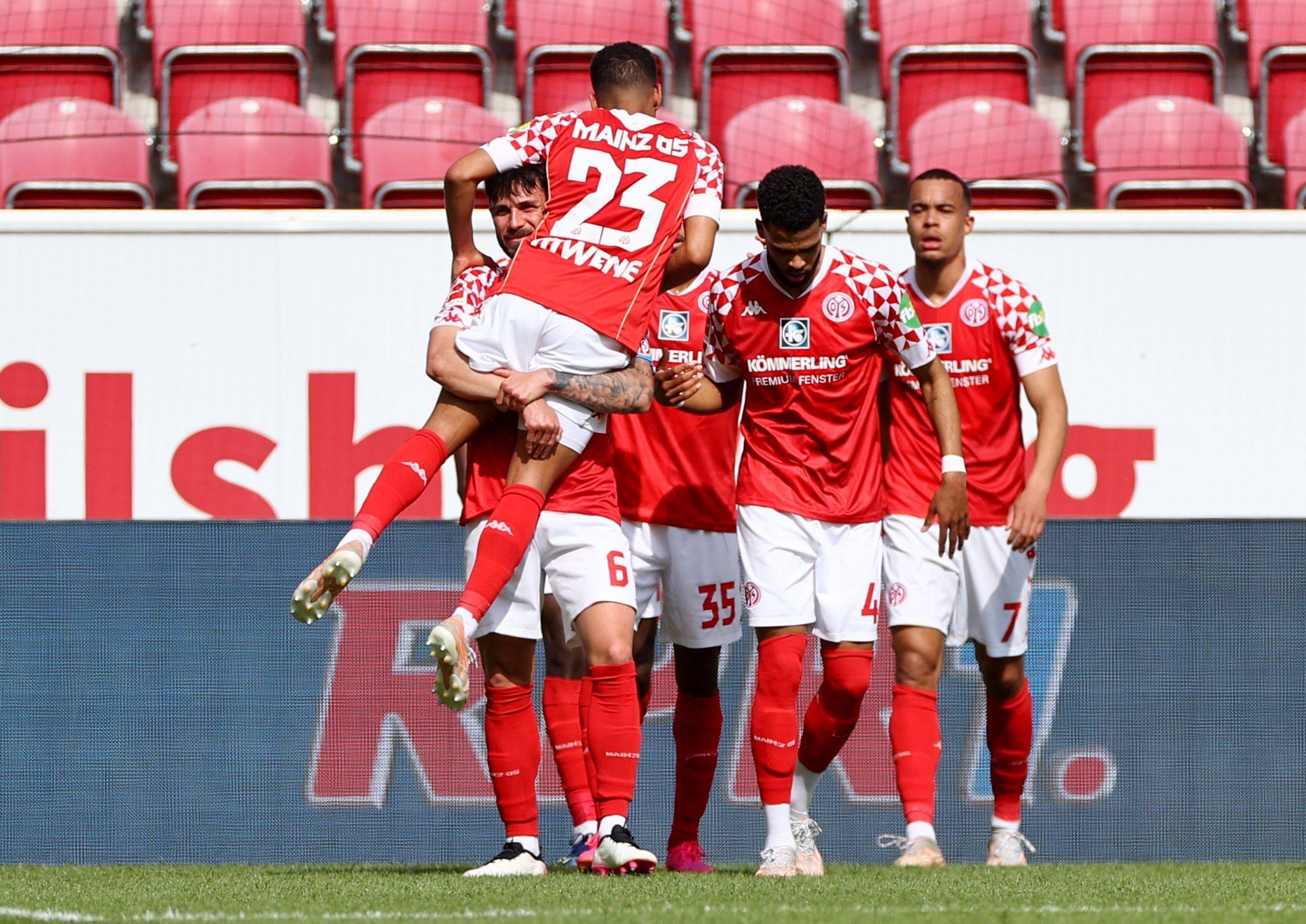 足球直播-柏林赫塔全队备战下轮比赛，迎战顶尖对手(柏林赫塔球迷)