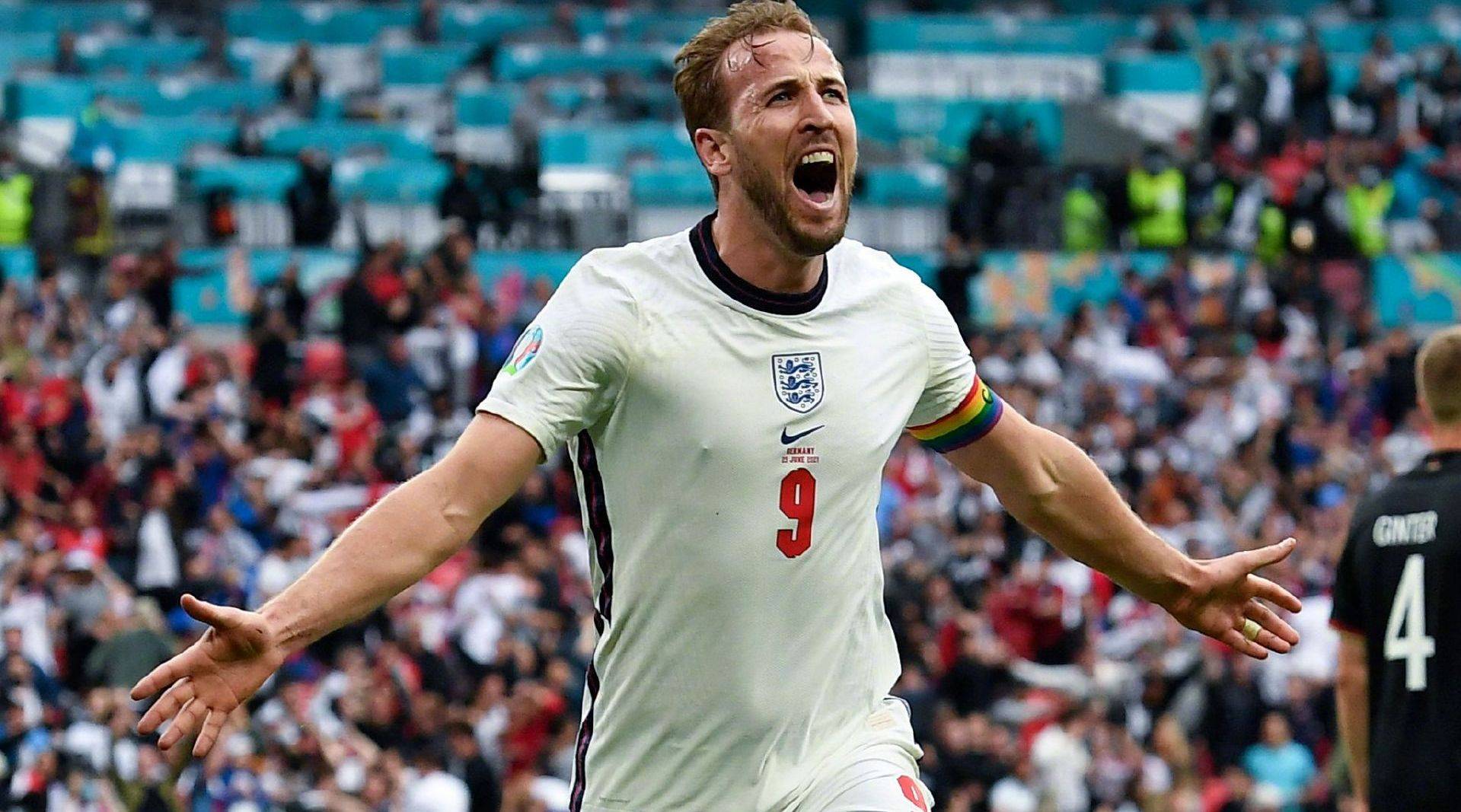 包含英格兰横扫拉美联合决赛再现百年比的词条