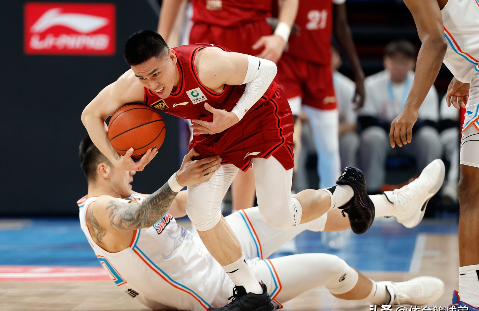 球员实力堪比明星，赛场上演精彩表现(厉害球员)